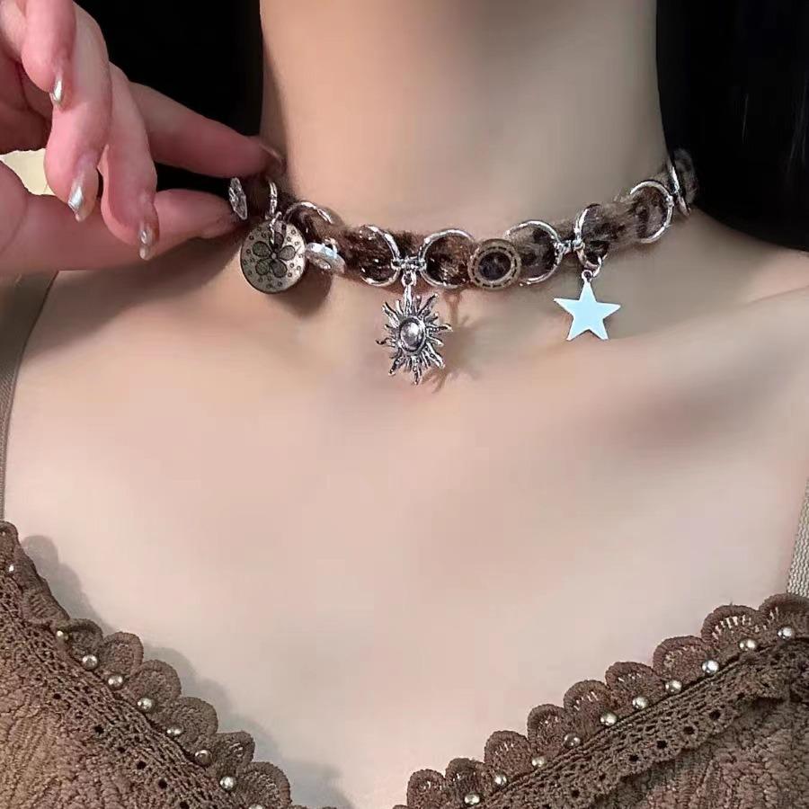 Sunflower plush button necklace autumn winter merard brown vintage choker niche collarbone chain tide