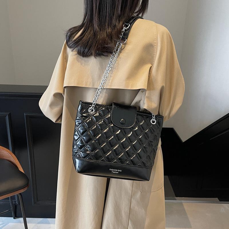 Handbag contrasting color embroidery thread texture dumpling bag large capacity simple versatile fashion commuter bucket bag women