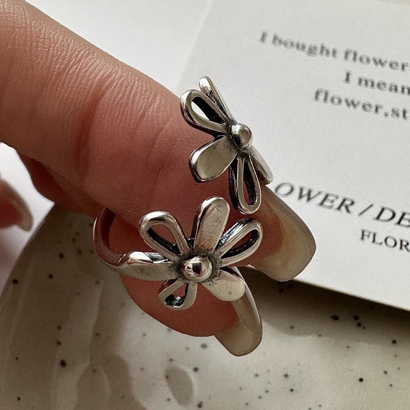 New Simple Daisy Flower Open Rings for Women Metal Style Hollow Petals Silver Color Trendy Finger Accessories Fashion Jewelry