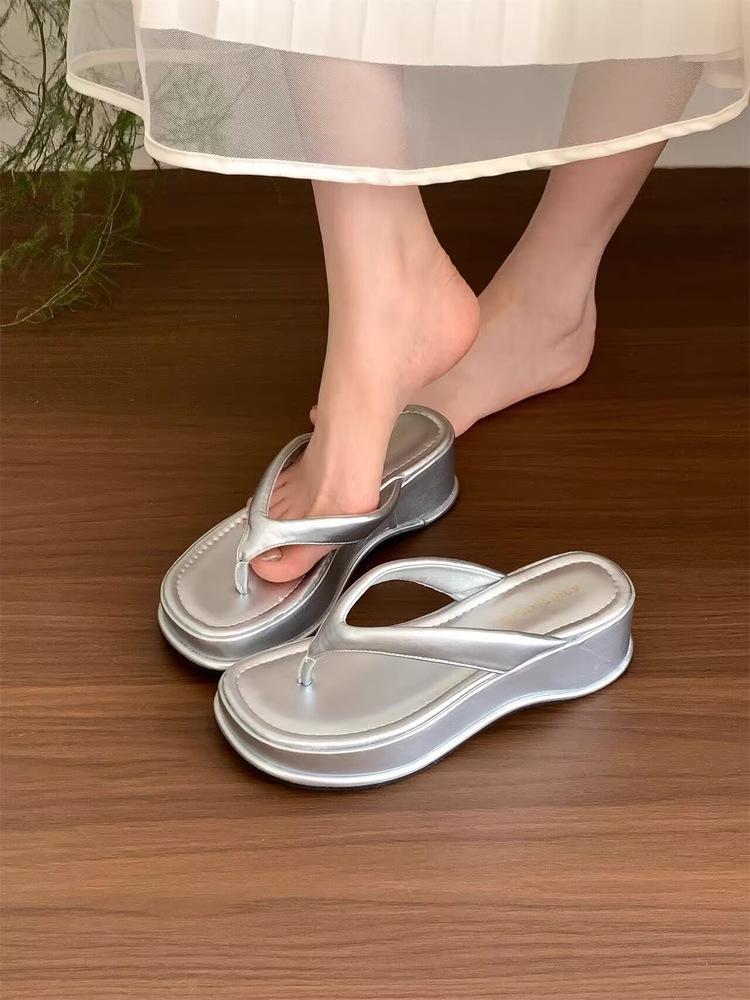 

Simple and versatile flip-flop shoes women s shoes 2025 new summer heightening thick-soled beach sandals 40 срібний