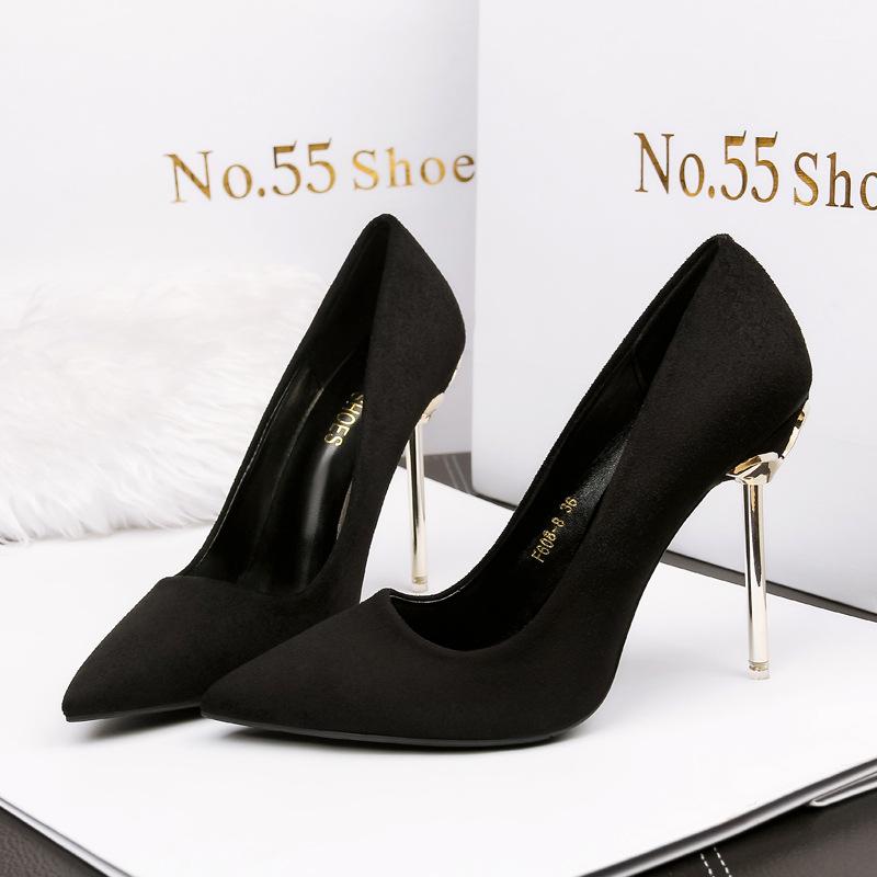 

- Модные туфли-лодочки на очень высоком каблуке-шпильке с острым носком, металлическим покрытием каблука, украшенные бабочкой и цветком из замши 39