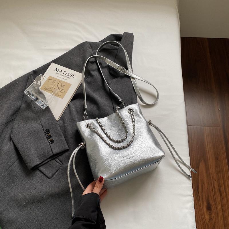 

Simple texture chain bucket bag women s new niche versatile messenger bag fashionable commuter armpit bag