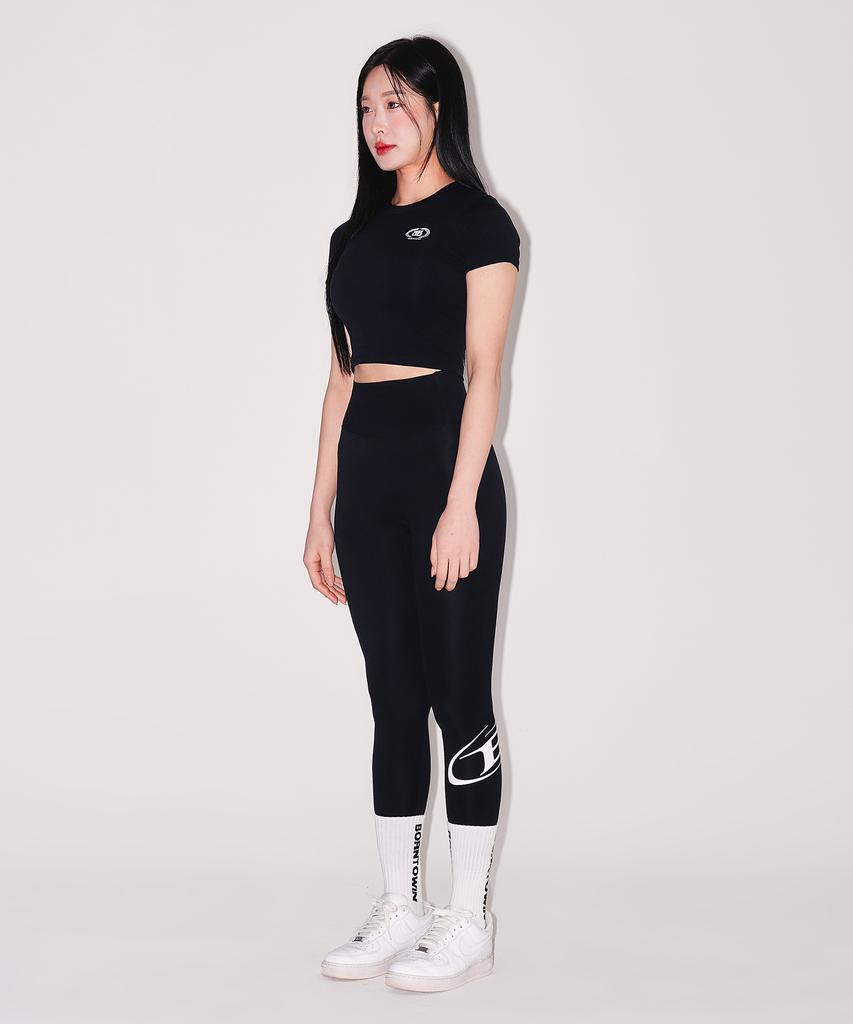 BORN TO WIN W Quick Dry Emblem Semi Crop T-Shirts [Black]