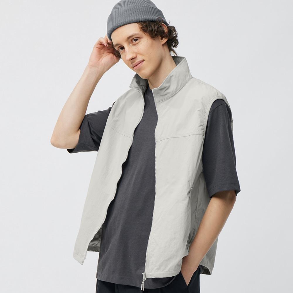 

Нейлоновый жилет на молнии GU by Uniqlo можно расстегнуть.