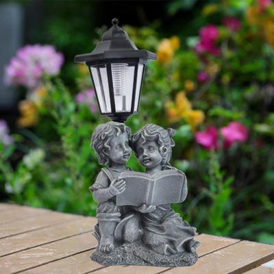 Escultura de estatua de jardín exterior de niño y niña con luz solar, hermosa figura de resina gris para