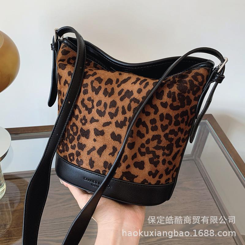 Wildleder Leopardenmuster Großraumtasche Damen 2025 neu trendige koreanische Nischen-Bucket-Bag vielseitige Schulter-Achseltasche