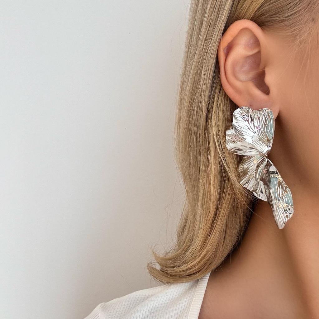 European & American Stylish Irregular Flower Stud Earrings for Women's Elegant Personality
