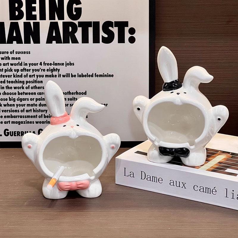 Creative ceramic ashtray for boyfriend's home living room office high-end niche anti fly ash gift decoration ornament ashtray
