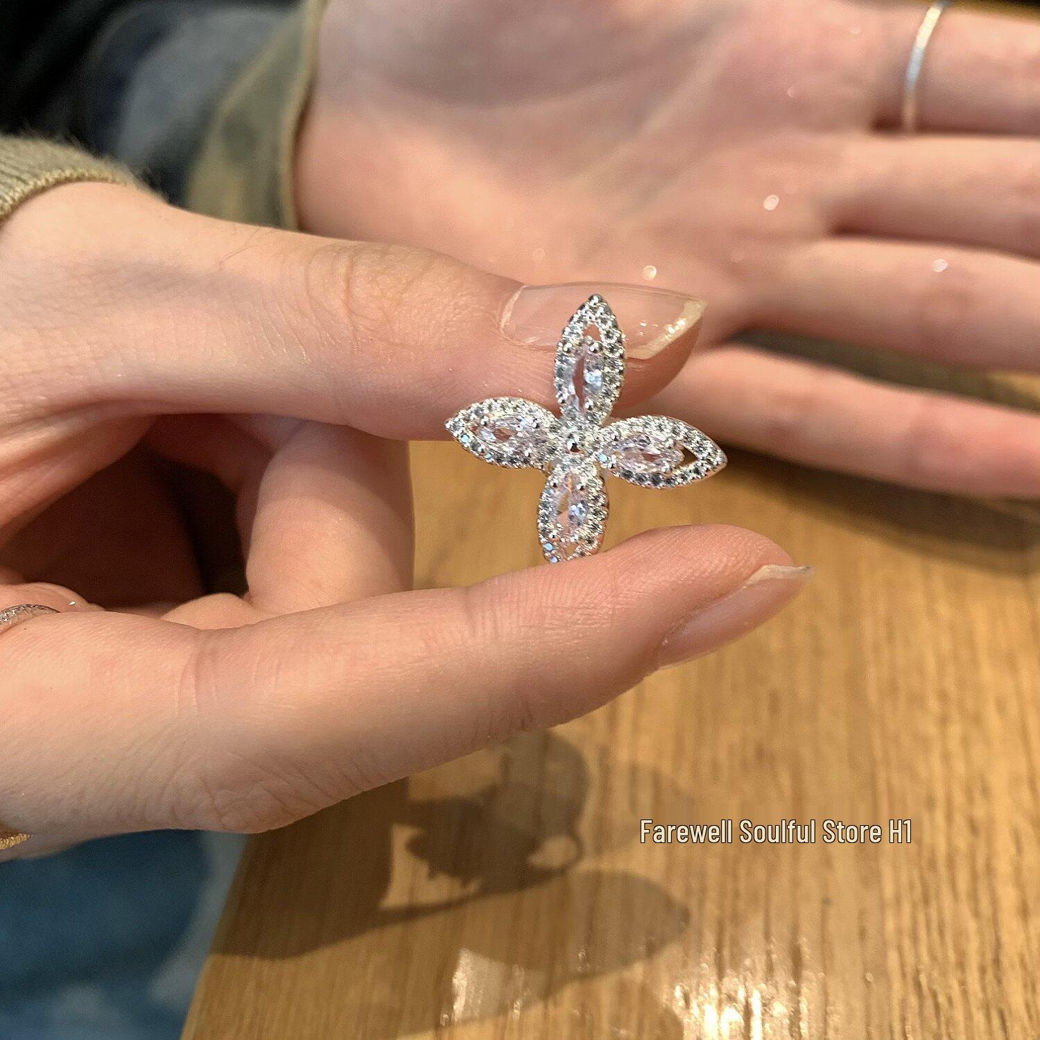Four-Leaf Clover Petal Ear Cuff - No Piercing, Stylish 2026 Fashion Earring