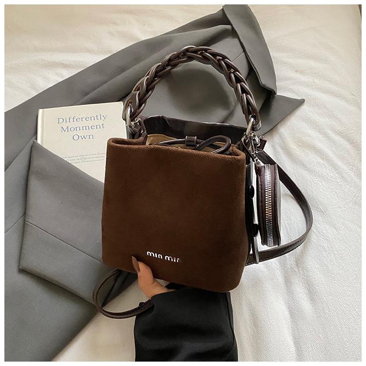 

Модная женская сумка-мессенджер 2025 года, новая нишевая простая повседневная сумка-ведро для通勤 кофейный