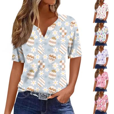 Dámské ležérní tričko s potiskem, výstřihem do V, krátkým rukávem a ozdobnými knoflíky