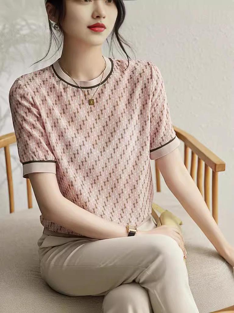 Damen Pinkes Seiden-T-Shirt mit geometrischem Druck - Kurzärmelig, Rundhalsausschnitt, Sommerstil