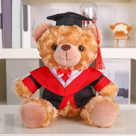 Plyšový medvídek absolvent 2025 s talárem, čepicí a střapcem, roztomilý hnědý absolvent
