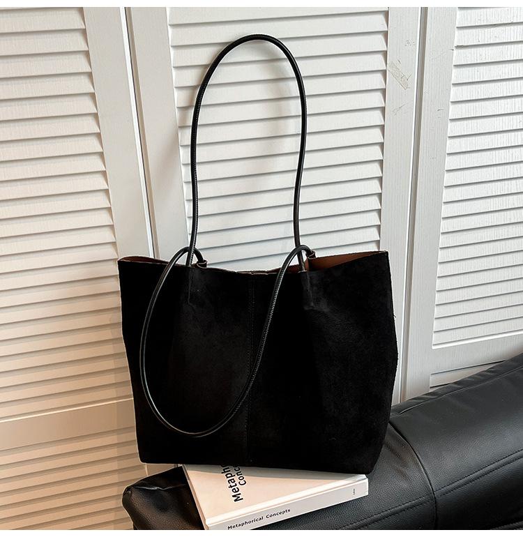 

Замшевая сумка женская большой вместимости осенне-зимняя ретро на плечо сумка-тоут для通勤 чёрный