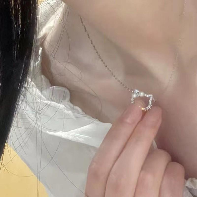 Elegant Silver Pearl Necklace: High-End Design for Women - Versatile and Chic Clavicle Accessory.