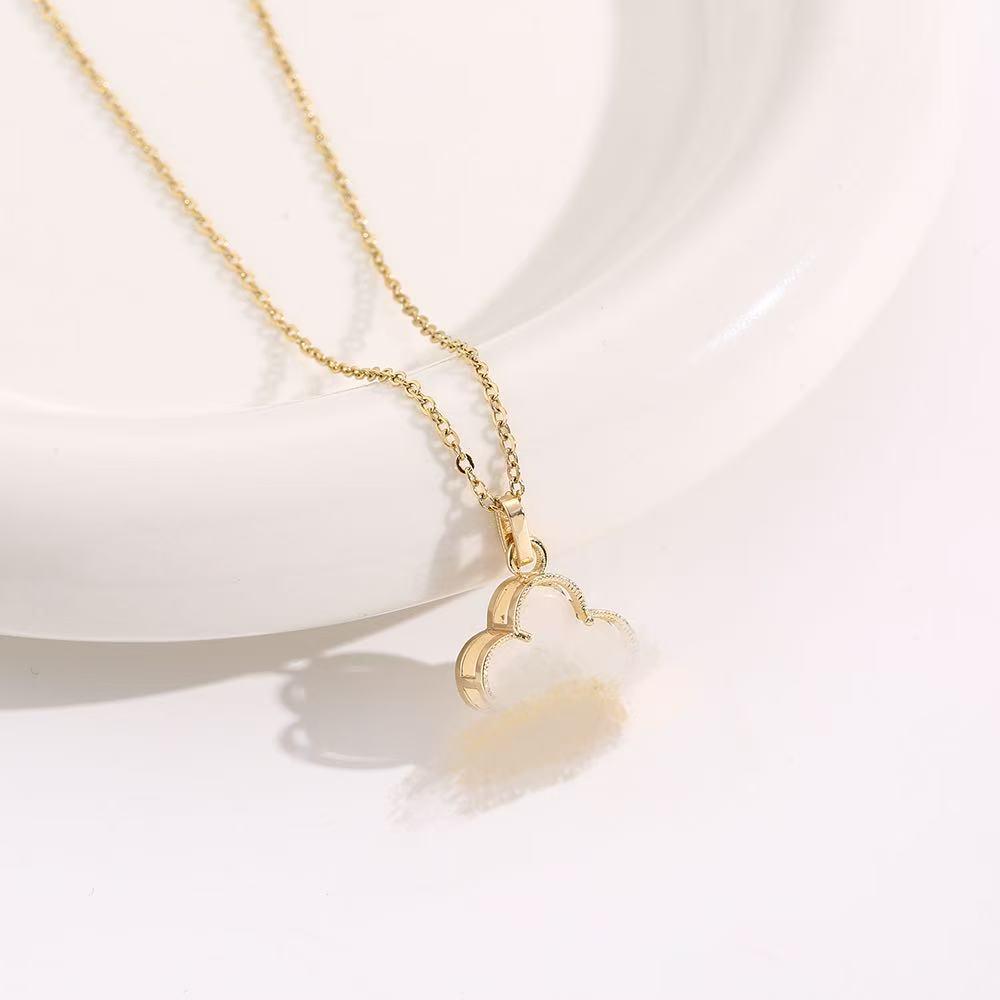 Elegante Colar de Trevo de Quatro Folhas Estilo Chinês Banhado a Ouro com Pingente de Jade Hetian Sintético para Mulheres