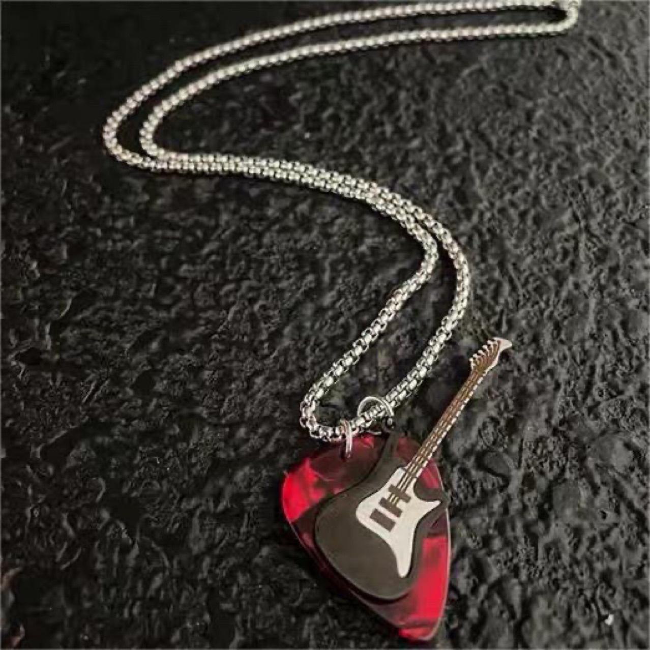 

Punk-style Rock Guitar Pick Necklace, Niche Design, Hip-hop Couple Pendant, Versatile for Daily Commute, Holiday Parties, Concerts червоний