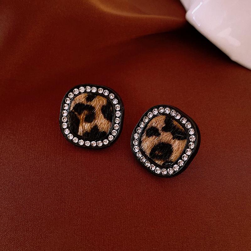 Echtgold-galvanisierte Silbernadel Zirkon Liebesohrringe Leichter Luxus High-End Ohrstecker Nischenohrringe Damen