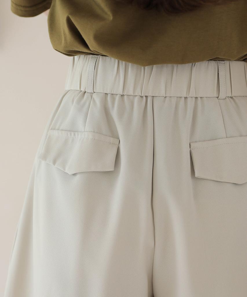 Jikeulib Two-Button Pintuck Line Bermuda Shorts