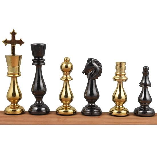 Ensemble d'échecs de luxe en laiton métallique minimaliste de 53,34 cm de haut, avec plateau et table