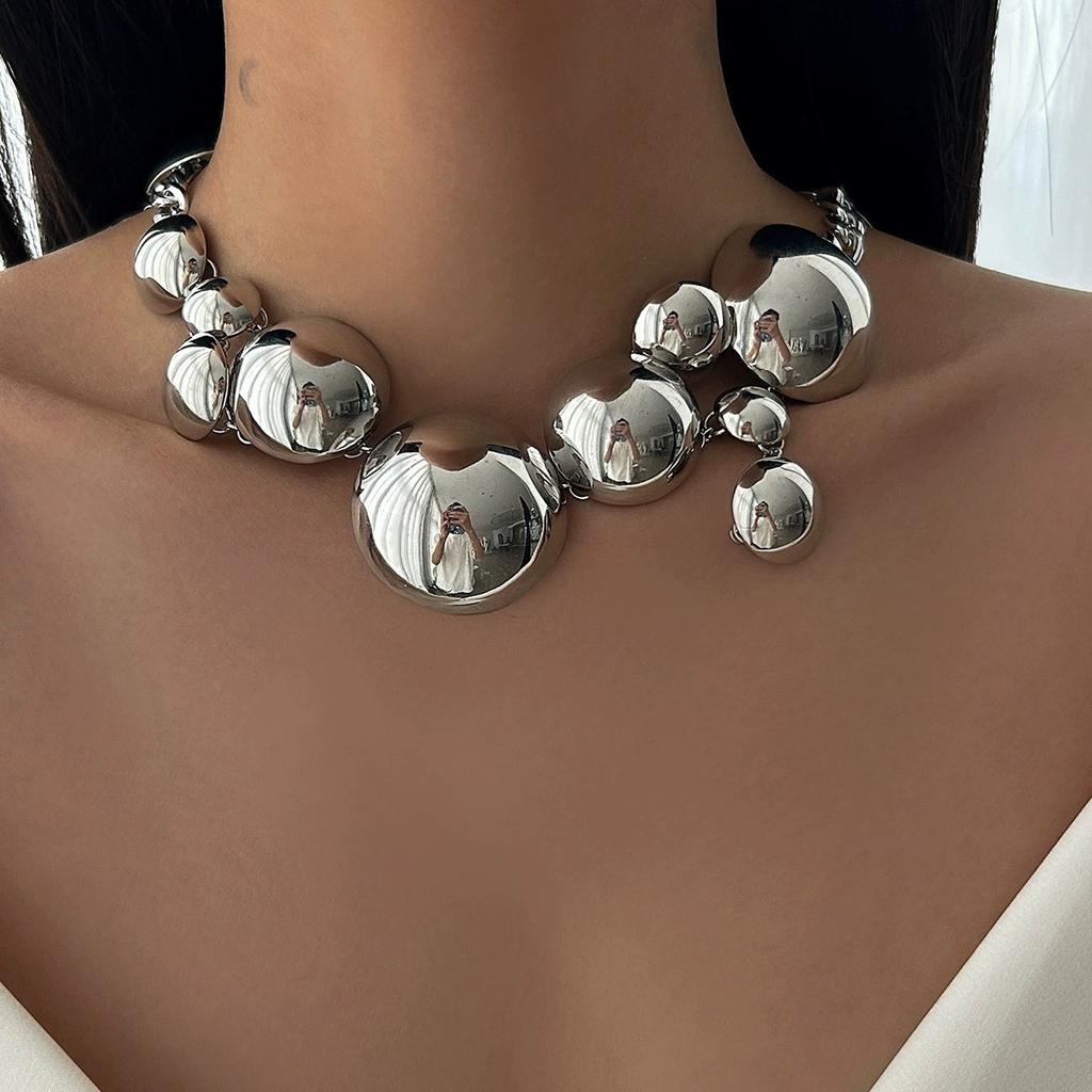 Collana con ciondolo rotondo liscio in metallo per gioielli europei e americani design senso catena industria pesante decorazione collana clavicola