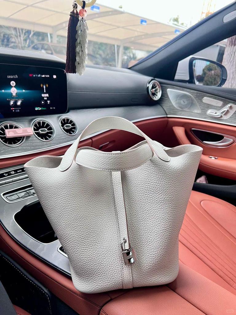 Bolso de Mano para Mujer con Grano de Lichi: Bolso Cubo Versátil, de Alta Gama y de Moda 2025