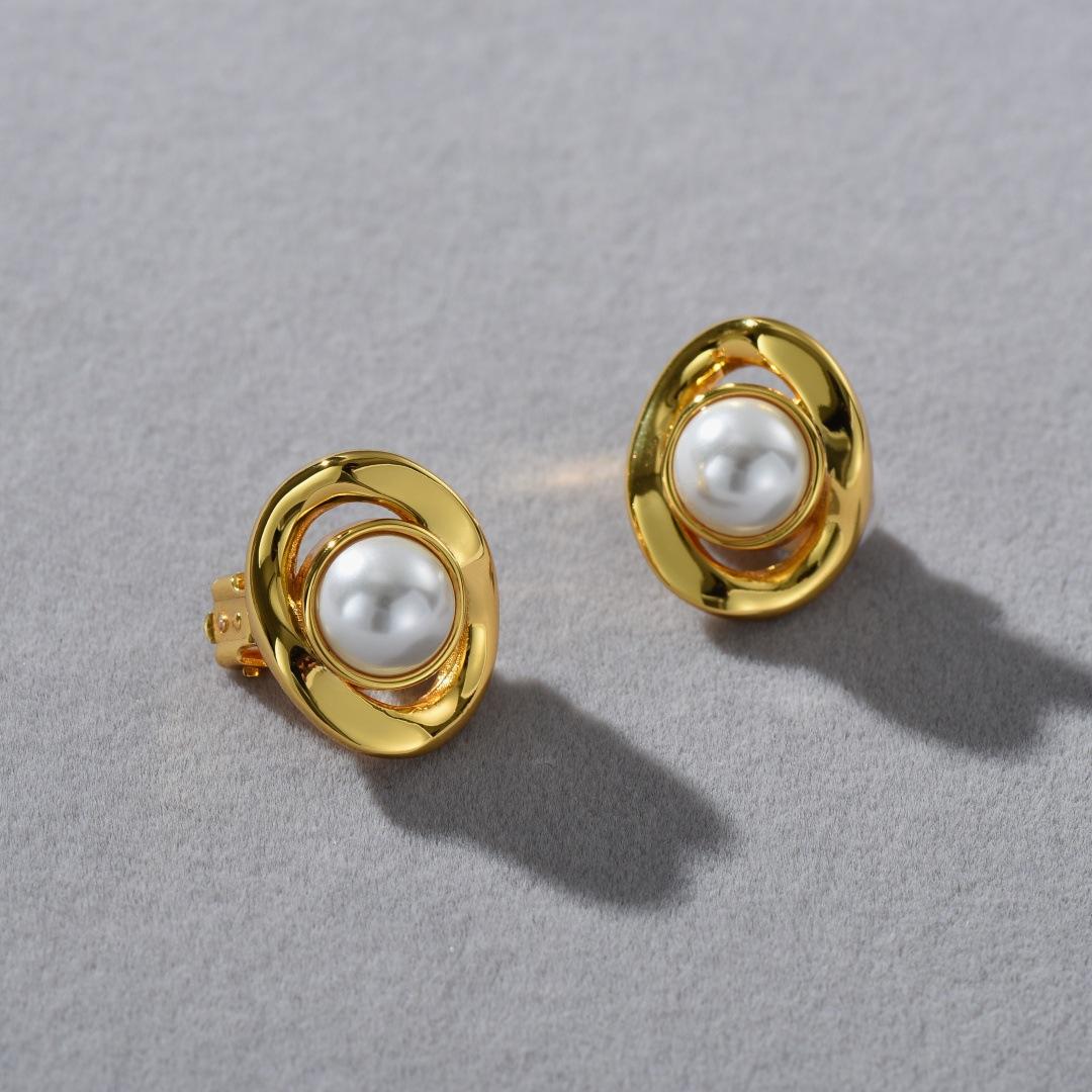 

Spring And Autumn Premium Metal Brass Plated 18K Real Gold Irregular Hollow Inlaid Pearl Earrings Simple Ear Clips