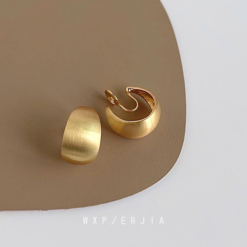 Elegant Gold-Plated Mosquito Coil Ear Clip: Matte Brushed Korean-Japanese Style Non-Pierced Earrings for Women
