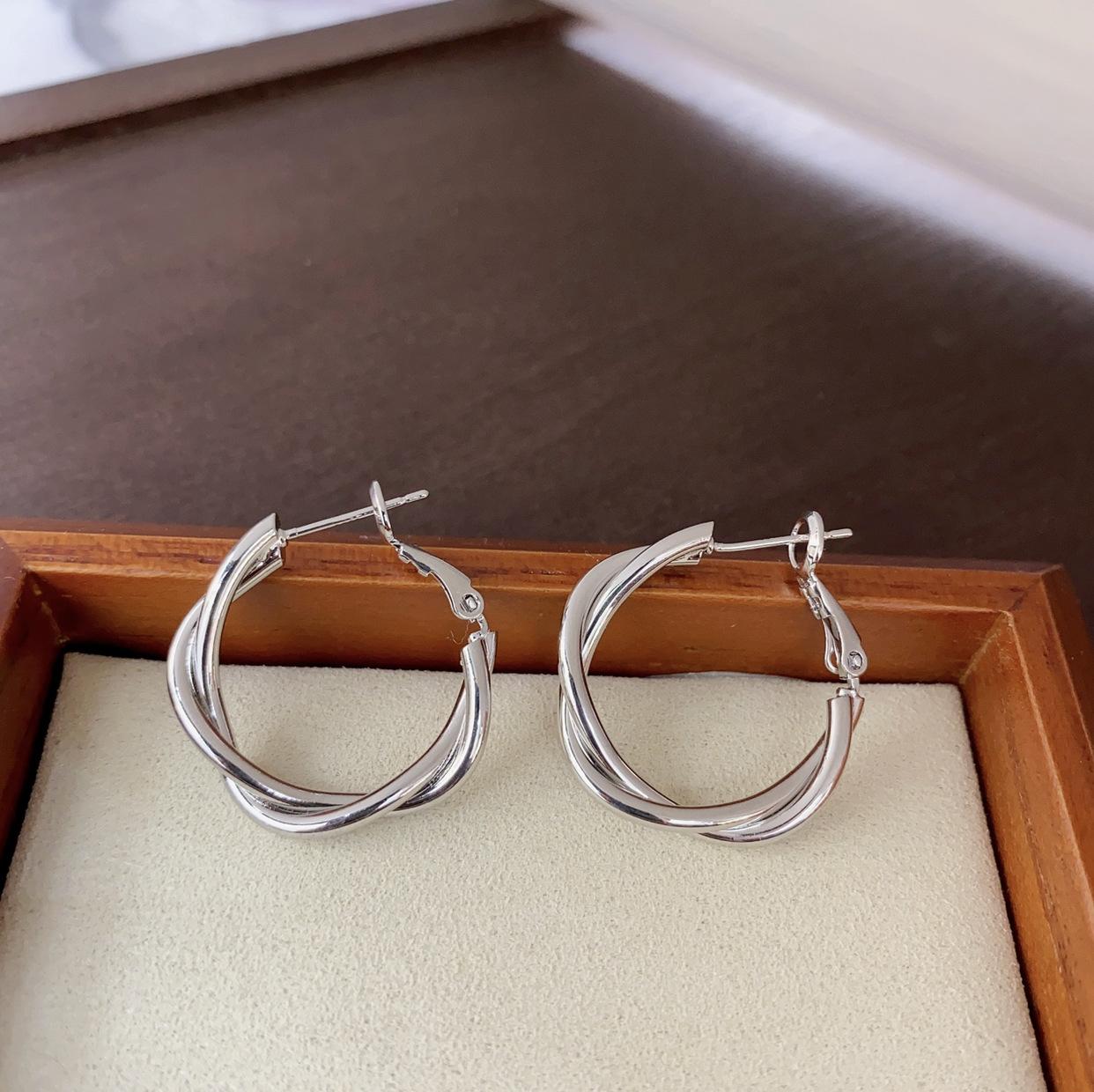 

Classic Simple Twisted Weaving Metal Hoop Earrings for Woman 2025 New Vintage Geometric Statement Earrings Zircon Brincos Gift