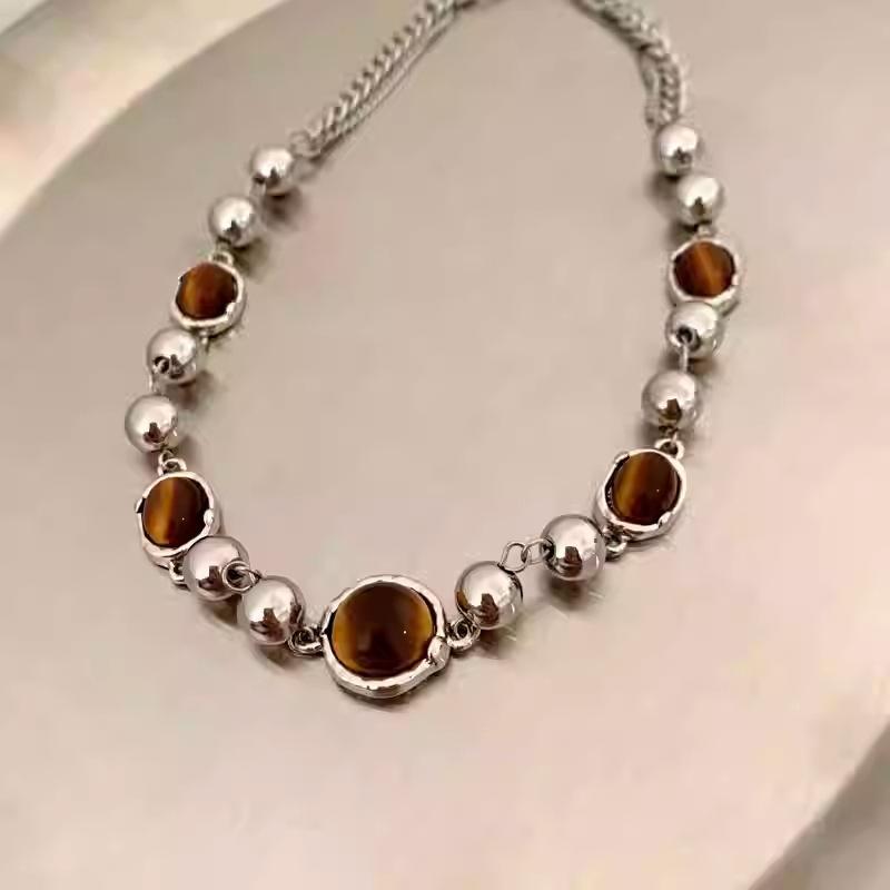 

Autumn and winter new sweet and cool style Maillard tiger s eye stone beaded necklace women s retro high-end neck chain fashion collarbone chain