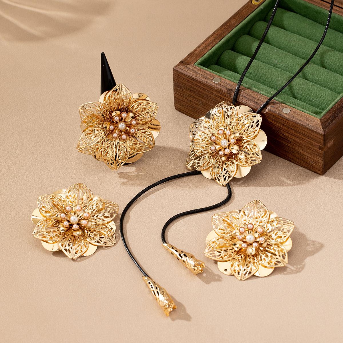 

Комплект из двухслойного женского ожерелья и серег в стиле ретро с большим цветком золотой