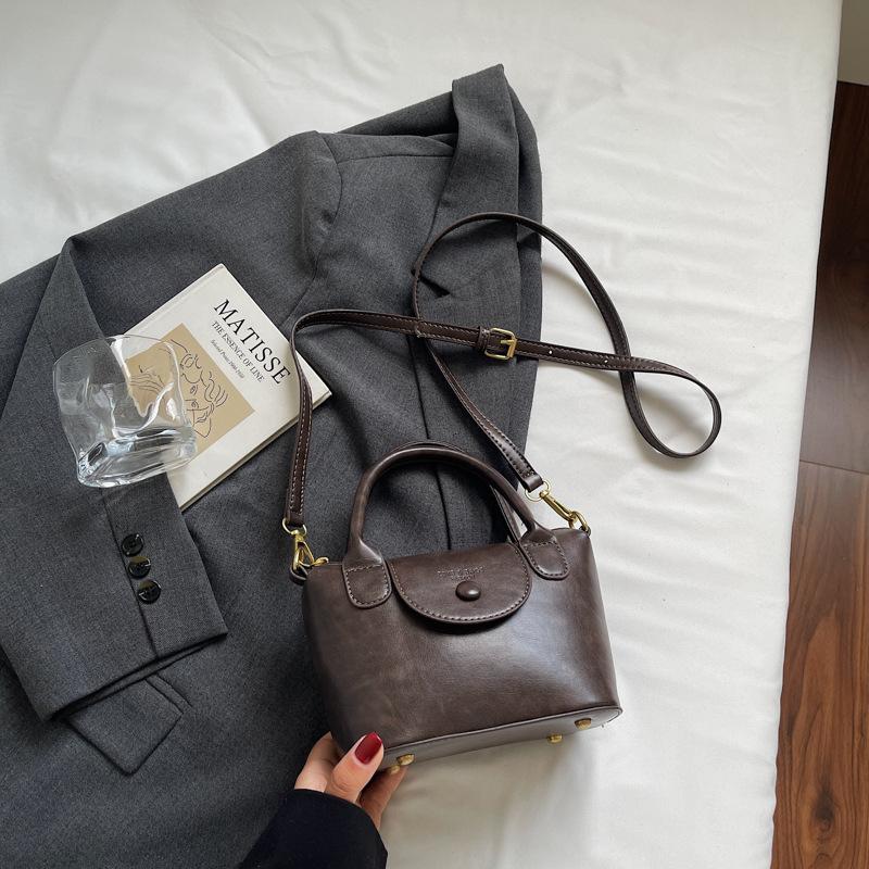 

Ретро сумочка женская 2025 новая трендовая модная контрастная сумка через плечо для通勤 и мессенджер, сумка-пельмень темно-коричневого