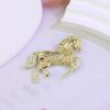 Spilla Cavallo Moda Europea-Americana Smalto Strass: Spilla da bavero squisita per giacche da completo