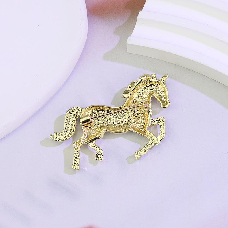 Spilla Cavallo Moda Europea-Americana Smalto Strass: Spilla da bavero squisita per giacche da completo
