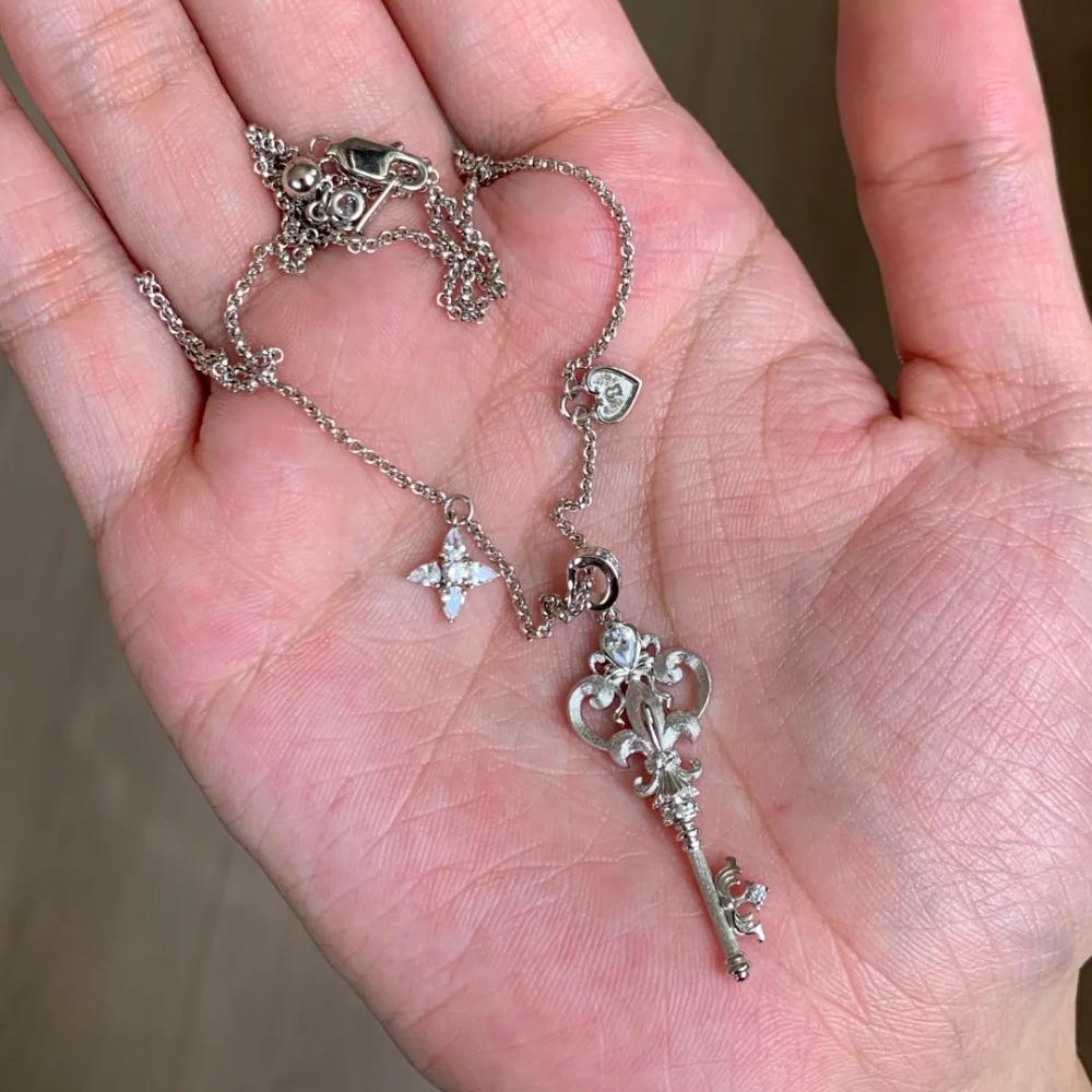 French Vintage Brushed Iris Key Necklace Women Elegant Zircon Design High End Pendant Collarbone Chain