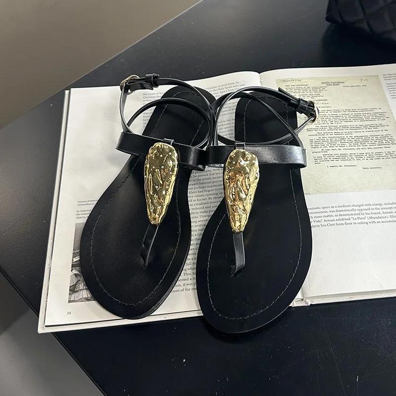 Fashion Fashion Metal Decoration Flat Sandals Women Luxury Designer Ankle Strap Flip Flops Summer Light Comfortable Slippers Sandalias
