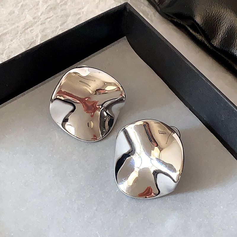 Glossy Metal Curved Disc Earrings 2026 New Popular European and American Style Earrings Light Luxury High-End Minimalist Style Ear Studs