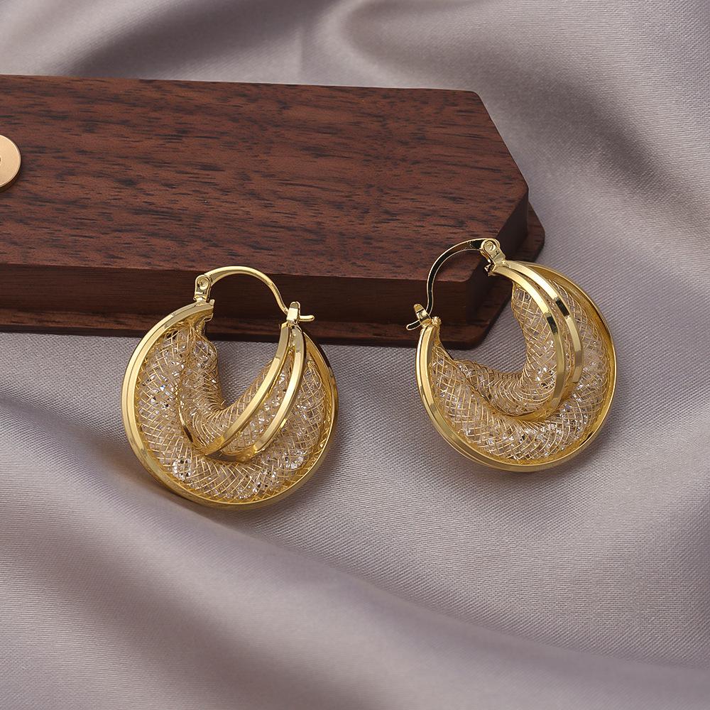 

Золотые сетчатые серьги-кольца с кристаллами циркония: Роскошные серьги-каффы в виде перекрещенных кругов