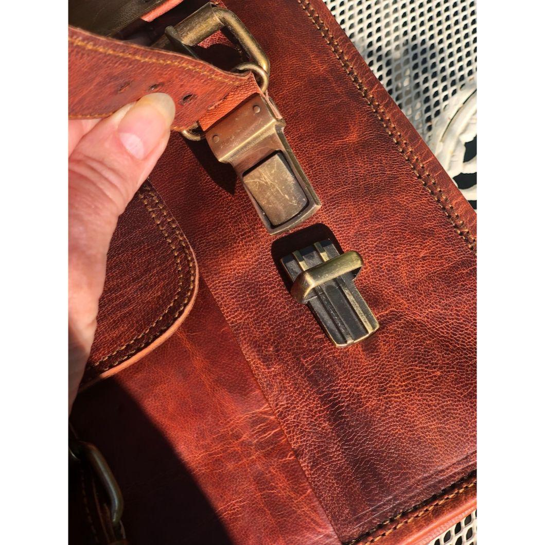 Сумка из коричневой кожи в деревенском стиле — фото 7