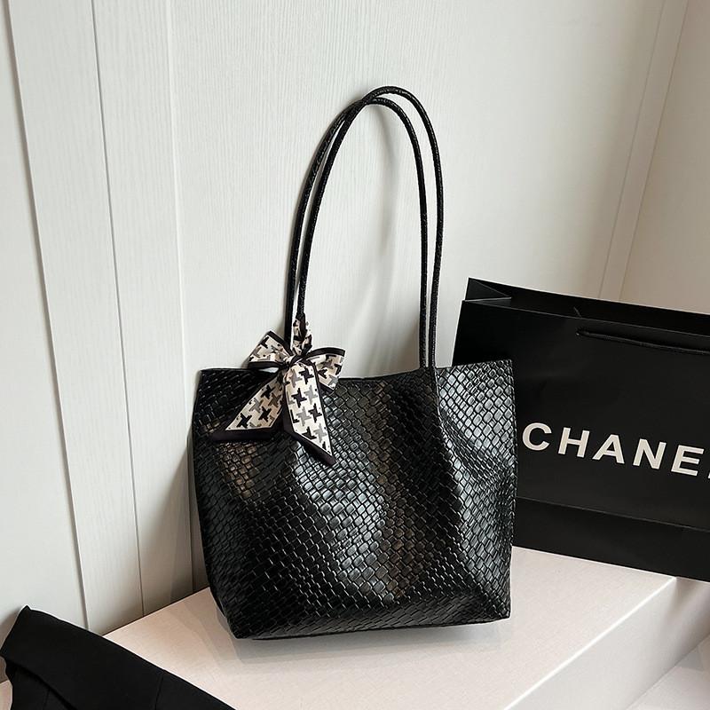 

Stylish Large Capacity Tote Bag For Women Perfect For Daily Commuting In Trendy Colors