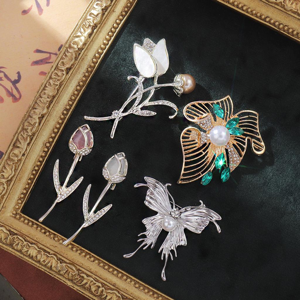 Nische High-End-Legierung Strass Brosche Mantel Corsage Perle Pin Mode Kleidung Zubehör