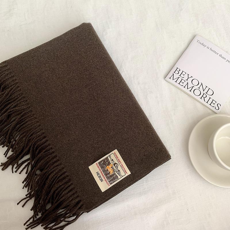 A Winter-specific, All-color, Multifunctional Scarf with A Soft Texture, Resembling The Feel of Cashmere, Providing Warmth and Protection.