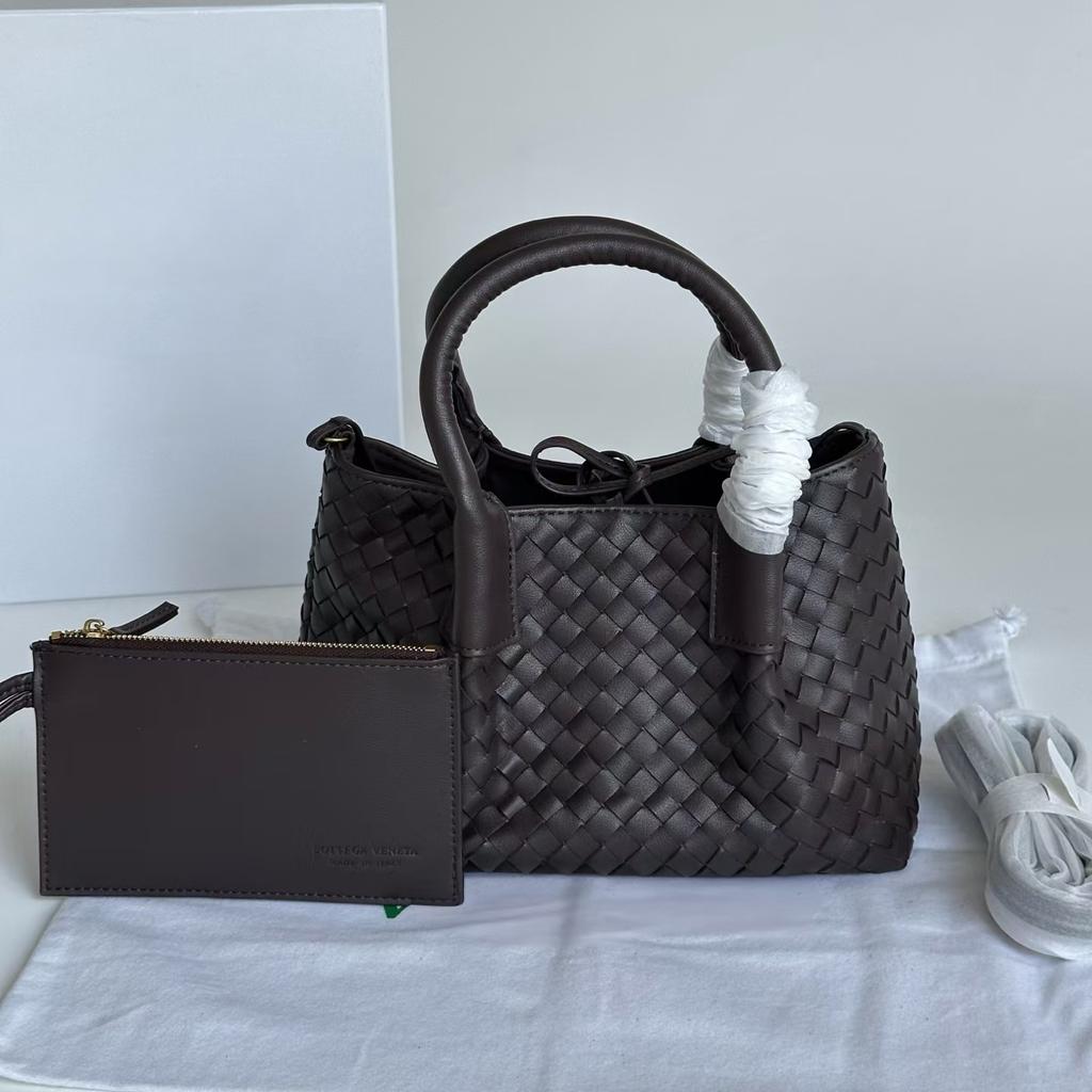 2025 Bolsa de ombro feminina tecida em couro bovino de luxo leve transfronteiriça, bolsa de compras para mães, bolsa carteiro premium para o dia a dia feminina