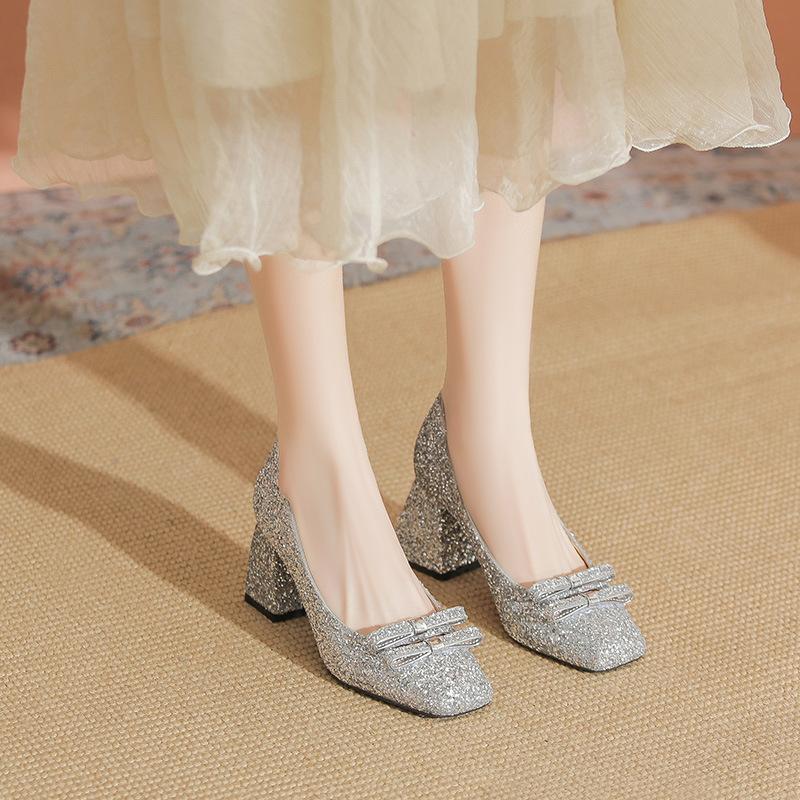 

Свадебные туфли новые квадратные головки толстый каблук блестки высокие каблуки не надоели невесты свадебное платье Xiuhe два носить 35 серебряный