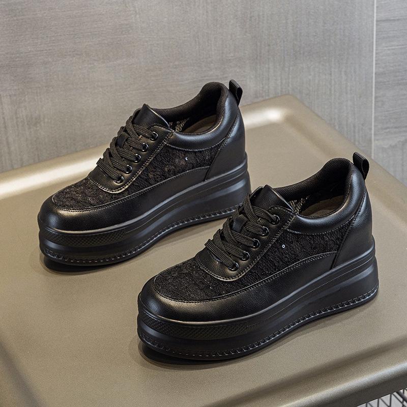 Trendige Plateau-Sneaker für Damen 2025: Atmungsaktives Mesh, Höhensteigerung, Lässiges Weiß.