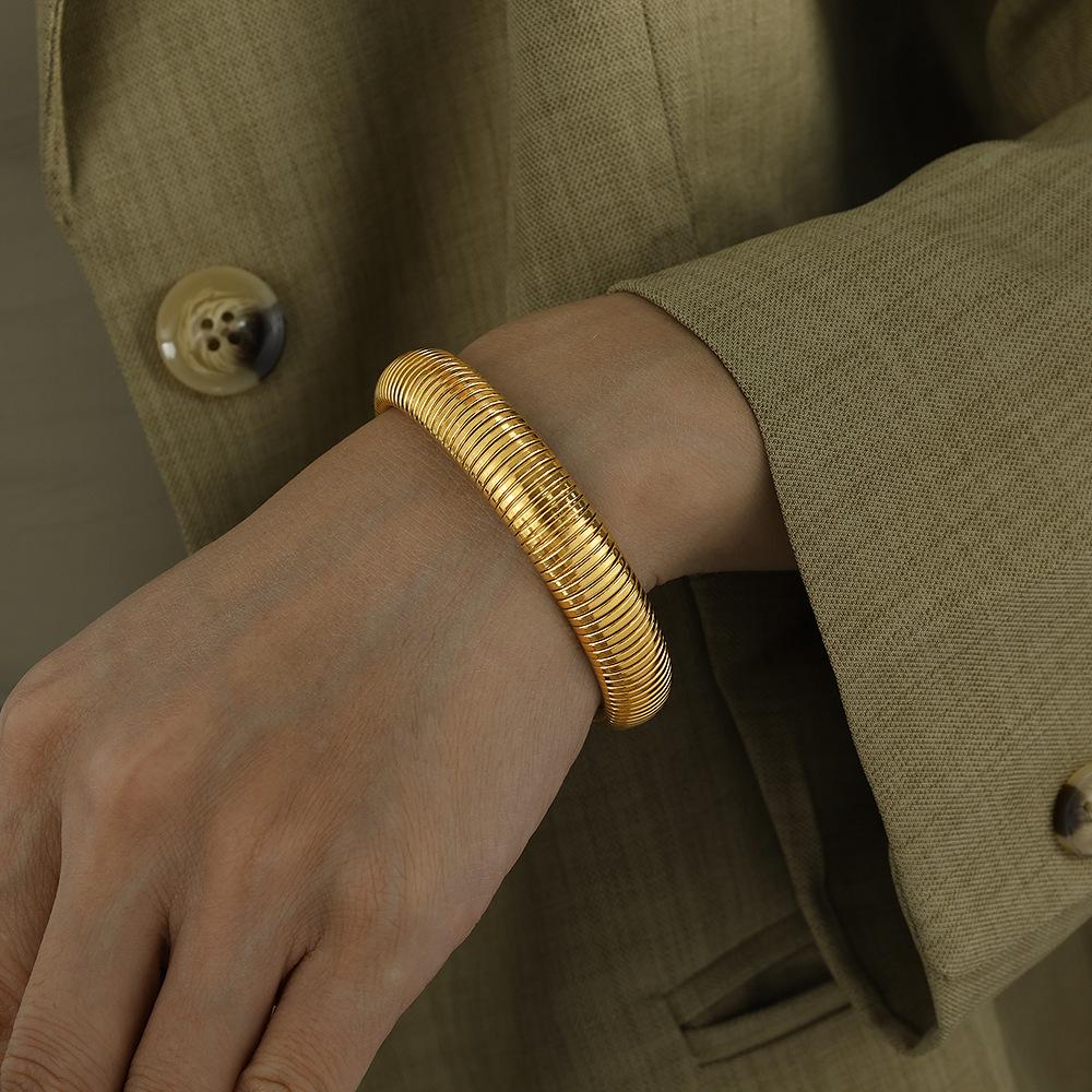 

Набор браслетов и ожерелий из титановой стали в европейском и американском преувеличенном ретро-стиле с резьбой и эластичной нитью, персонализированные модные аксессуары 1.2cm (circle mouth 5.5cm