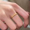 Anillo Pequeño Brillante: Elegante Banda Apilable Tono Dorado