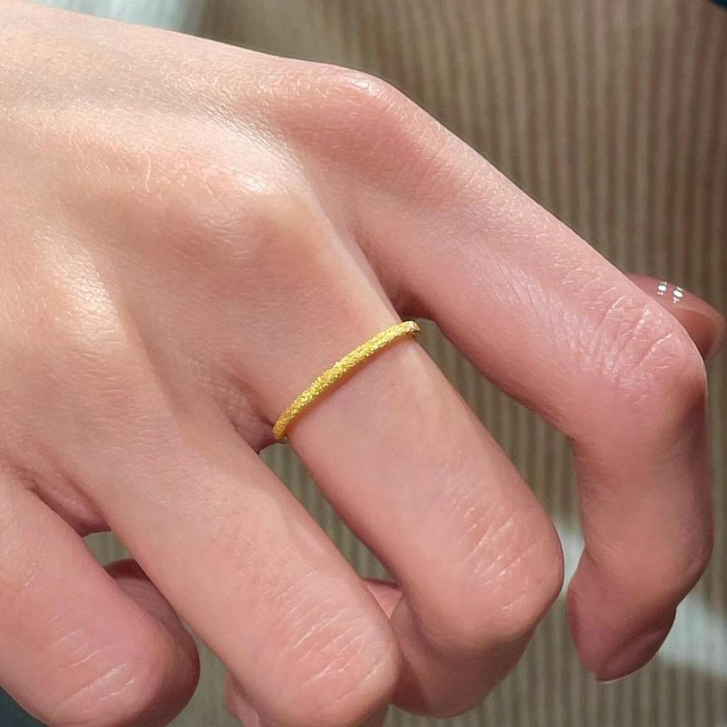 Anillo Pequeño Brillante: Elegante Banda Apilable Tono Dorado