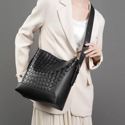 Classic Commuting Versatile Bucket Bag, Wide Shoulder Strap Crossbody Bag, Hand-woven Tote Bag, Women's Single Shoulder