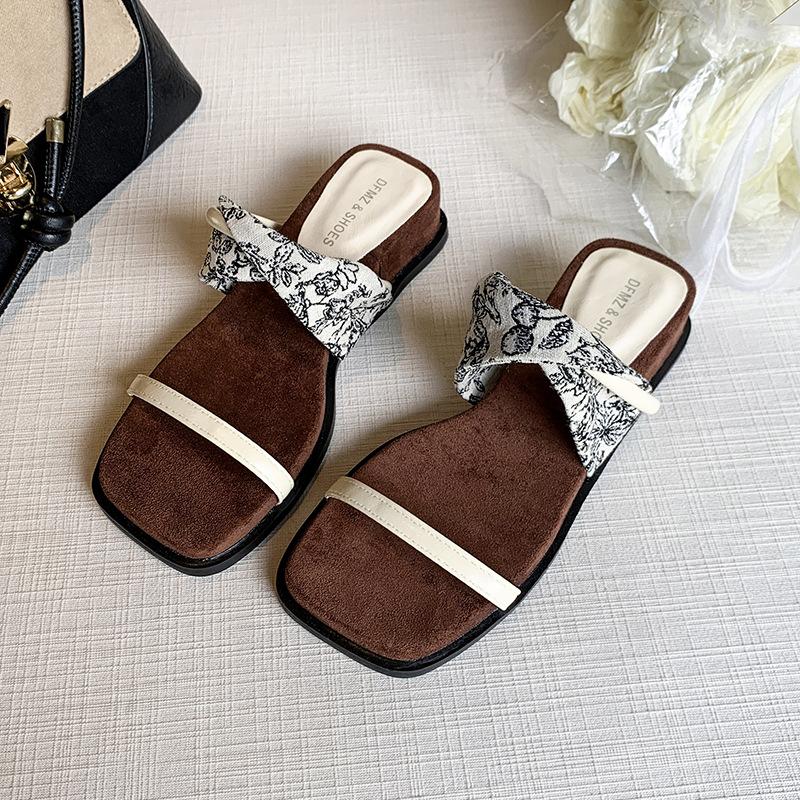 In the summer of 2025, the new Korean-style outer wear thick-soled one-word drag women's versatile soft-soled flat bottom with skirt cool slippers wom